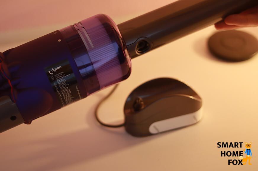 Der Sauger wird auf die Wandhalterung /Ladedock gelegt